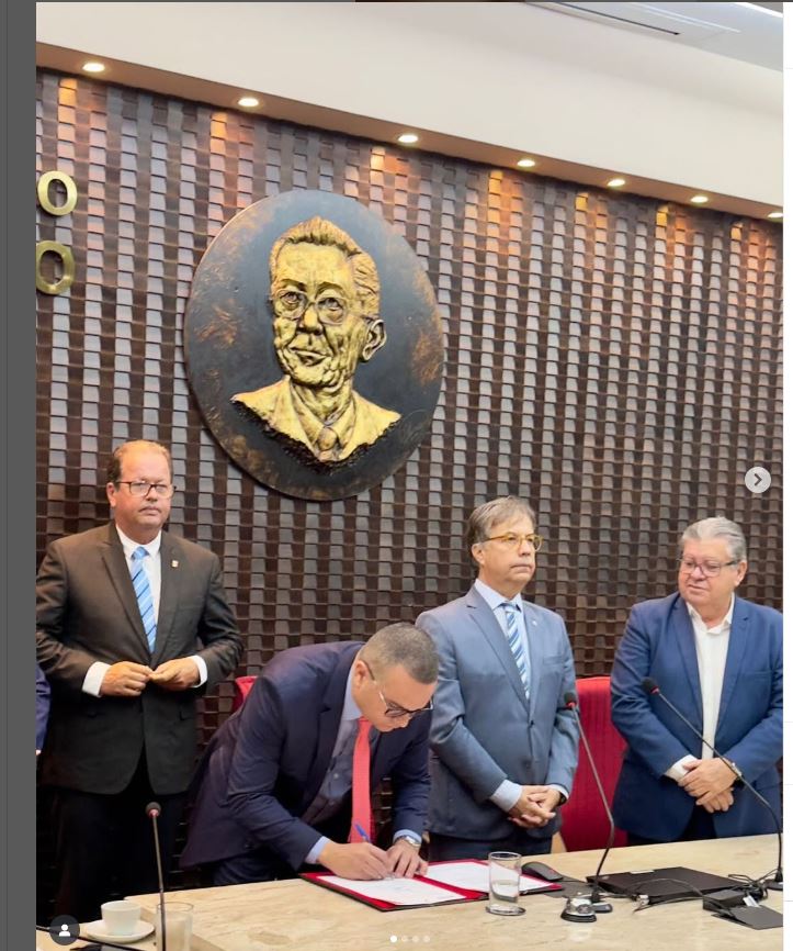 Evento do TCE-PB assinatura.JPG