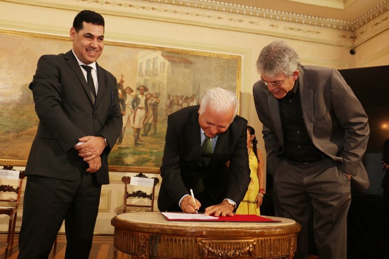 ricardo e autoridades assinam precatorios_foto francisco franaca (3).JPG ricardo e autoridades assinam precatorios_foto francisco franaca (3).JPG