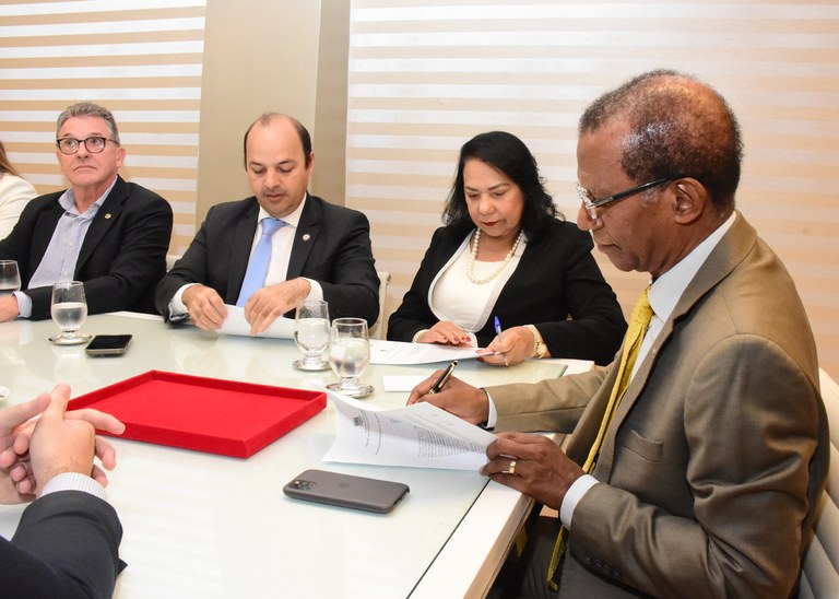TJPB_Pres_Joao_B_assina_Termo_de_Cooperacao_p_cessao_imovel_p_Defensoria_Publica_CG_Madalena_04_07_2024_2 abri.jpg